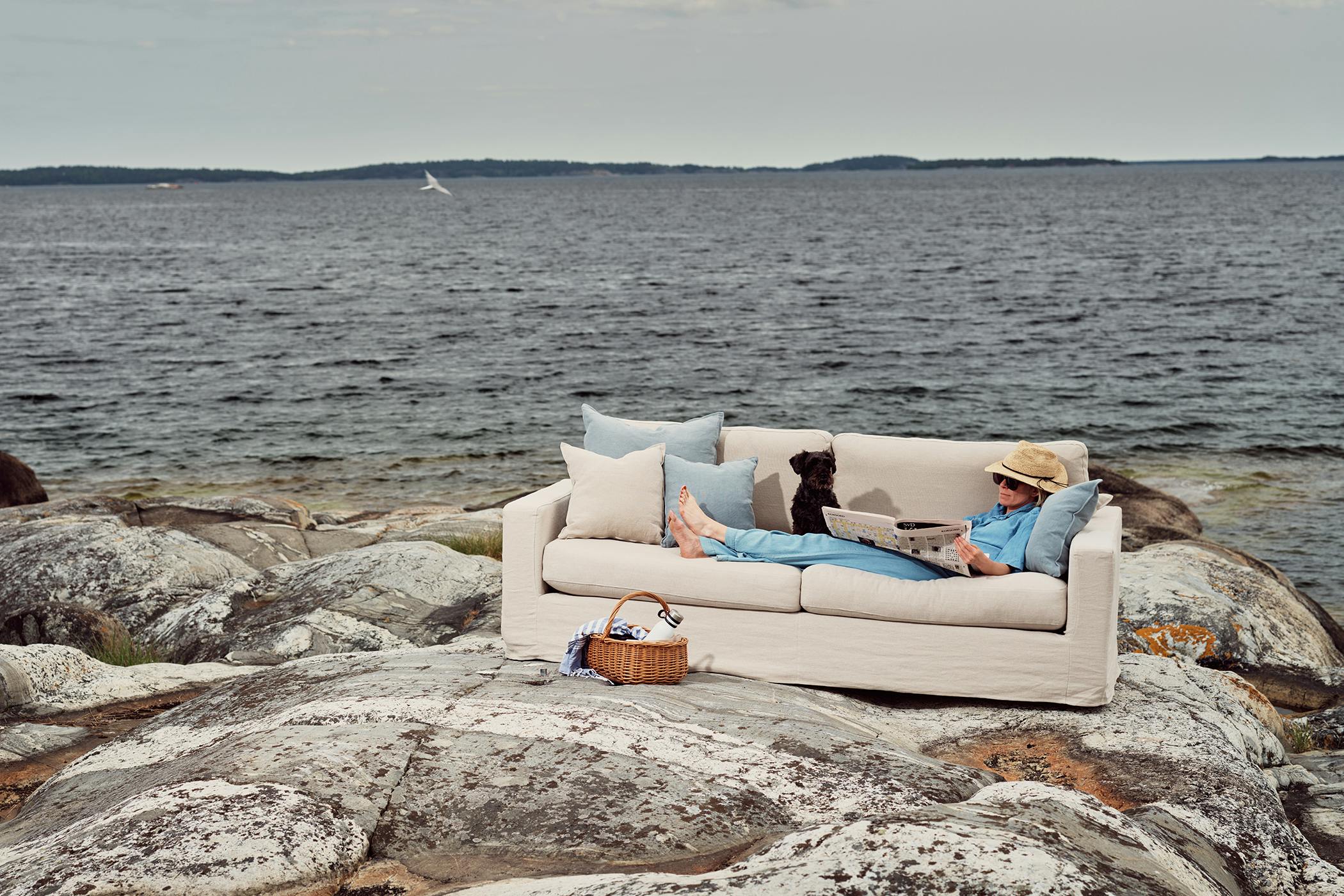 Beige sofa med avtagbart trekk og myke sitteputer. 224cm bred sofa i 100% lin.