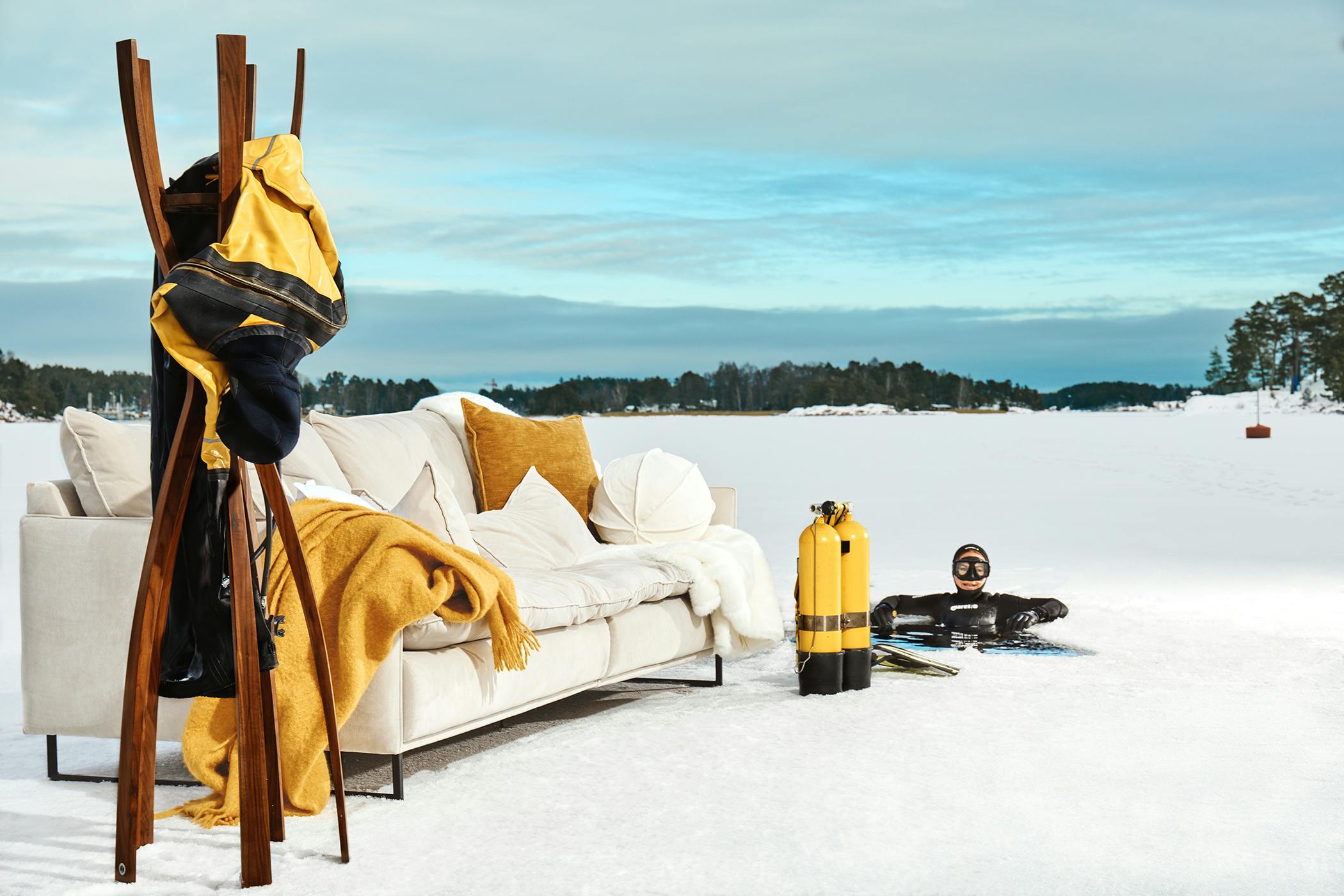 En dunsofa kledd i fløyel av 100% polyester, 251 cm bred med dype sitteputer og smale armlener.
