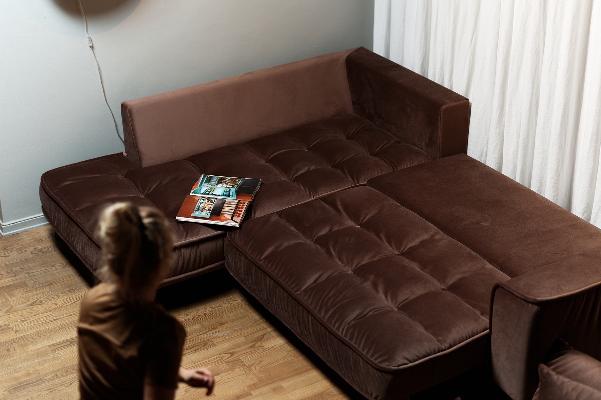 Vargen sovesofa med divan. Salvador, fløyel - 4 Nougat. Kul, brun sofa i fløyel med sengefunksjon. 